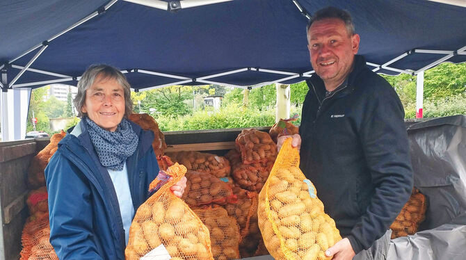 Kartoffelmarkt Reutlingen Cornelia Kiefer aus Reutlingen hat noch einen Gewölbekeller und kauft daher bei Franz Geiselhart gleich große Säcke zum Einlager