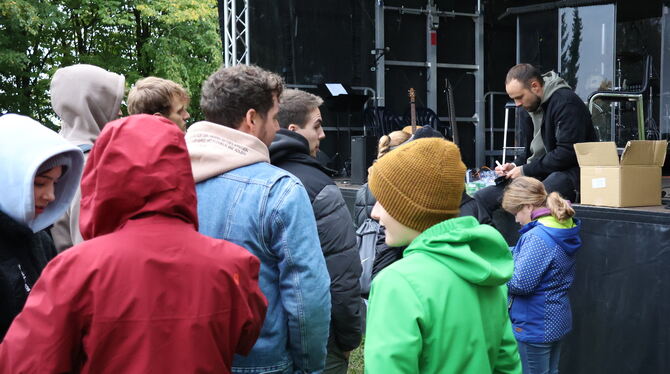 4.Gipfeltreffen Lonsingen Die Nachfrage war groß nach Autogrammen von Ex-Profifußballer Manuel Bühler