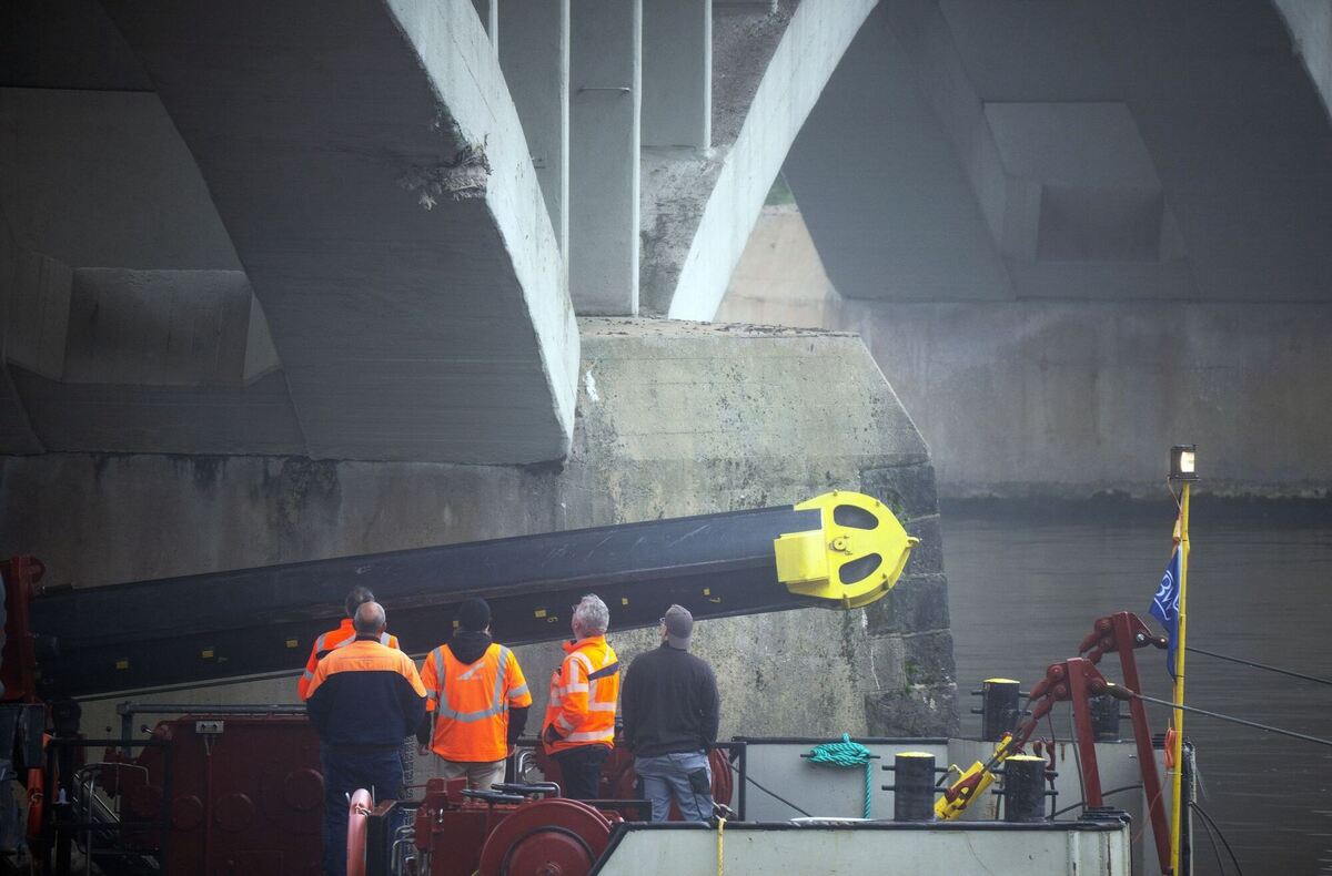 Frachtschiff rammt nachts zwei Moselbrücken