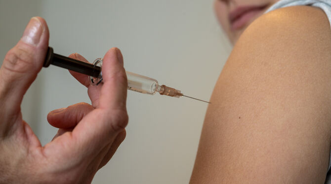 Jugendliche können sich beim Arzt gegen Humane Papillomviren (HPV) impfen lassen. Der Impfstoff schützt Mädchen vor Gebärmutterh