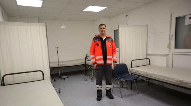 wasen Nicht besonders gemütlich, aber zweckdienlich: Nico Schmid (DRK-Öffentlichkeitsarbeit) steht in einem der beiden Ausschlafräume.