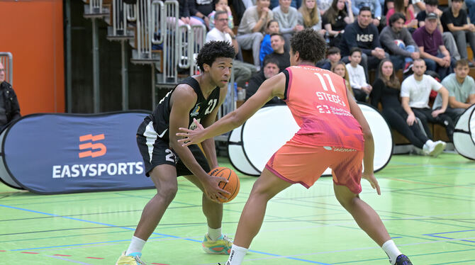 1. RL, 1. Regionalliga, Basketball, DBB, Maenner, Saison 2025/26, Suedwest, TSG Solcom Ravens Reutlingen TSG-Topscorer Miles Mallory (links) avancierte trotz Reutlinger Niederlage gegen Saarouis zum »Player of the Game«.