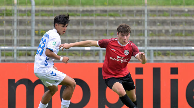 1 Runde, 2025/26, DFB-Pokal, Fussball, Junioren, U19 Leon Holder (rechts) trifft für die A-Junioren des SSV Reutlingen.