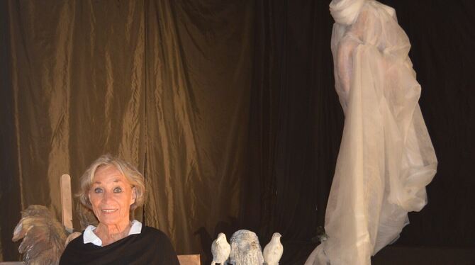 Elke Roth in ihrer Ausstellung.