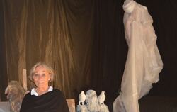 Elke Roth in ihrer Ausstellung.