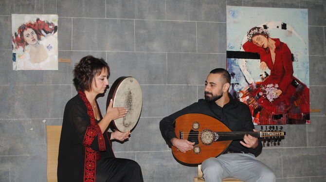 »Salma« heißt nicht nur das 120 x 90 Zentimeter große Gemälde im Hintergrund (Wert: 2.800 Euro), sondern auch das Lied, mit welc