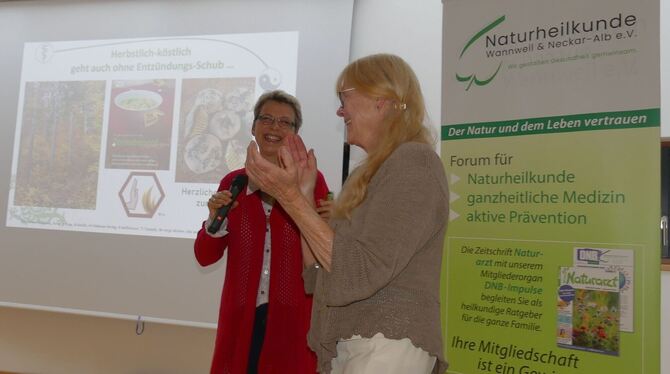Die Tübinger Ärztin für Naturheilverfahren Dr. Susanne  Bihlmaier (links) mit Christine Hack vom Wannweiler Naturheilkunde-verei