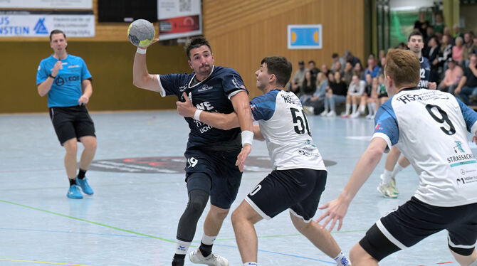 Trifft zwölf Mal für die SG Ober-/Unterhausen: Florian Grauer (links). FOTO: BAUR Trifft zwölf Mal für die SG Ober-/Unterhausen: Florian Grauer (links). FOTO: BAUR