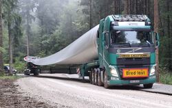 Die Zufahrtswege wurden auf sechs Meter Breite ausgebaut, damit die riesigen Windradteile zum Hohfleck transportiert werden könn