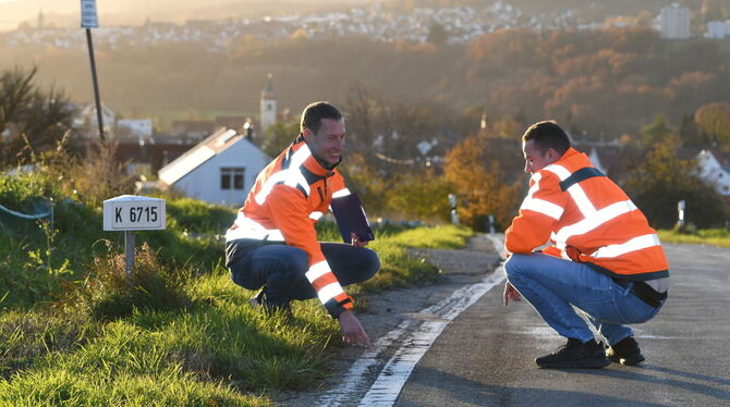 Bempflinger Straße Fachmänner, die sich vor zwei Jahren (Archivbild) über den Ausbau der Kreisstraße Bempflinger Straße freuten: Patrick Schwille (
