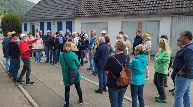 Talheim, Führung, Jugendhaus Albrecht Schumacher (in rot) begrüßte mehr als 40 Interessierte am Jugendhaus in der Kreuzstraße.