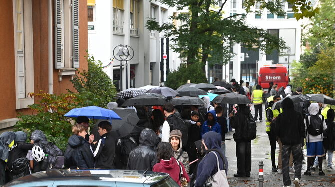 Das Haus des Döners Was ist da los in der Reutlinger Kaiserpassage? Hunderte stehen für Ein-Cent-Döner Schlange, die es zur Eröffnung der Filiale ei