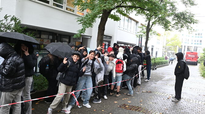 Das Haus des Döners Begeisterung in der Warteschlange vor dem Döner-Laden.