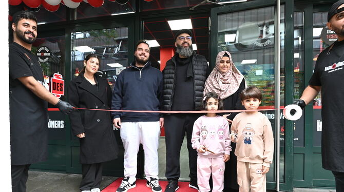 Das Haus des Döners Mit rotem Band und rotem Teppich wird die Döner-Filiale eröffnet.