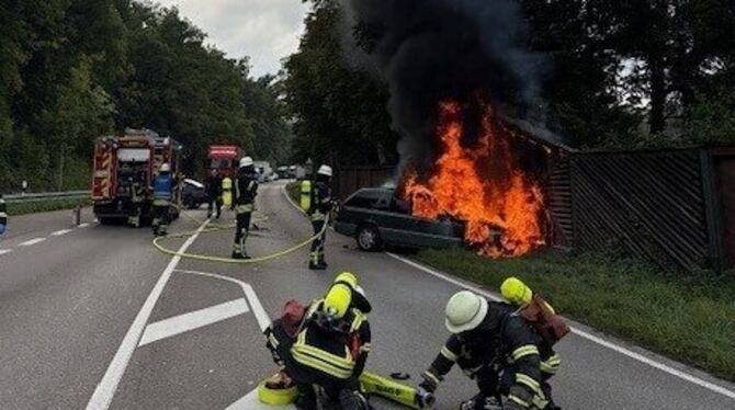 Unfall Sudhaus Tübingen, brennendes Auto In der Nähe des Tübinger Sudhauses hat ein Unfallauto Feuer gefangen. Die Feuerwehr konnte es löschen. Es gab zwei Verletzte.
