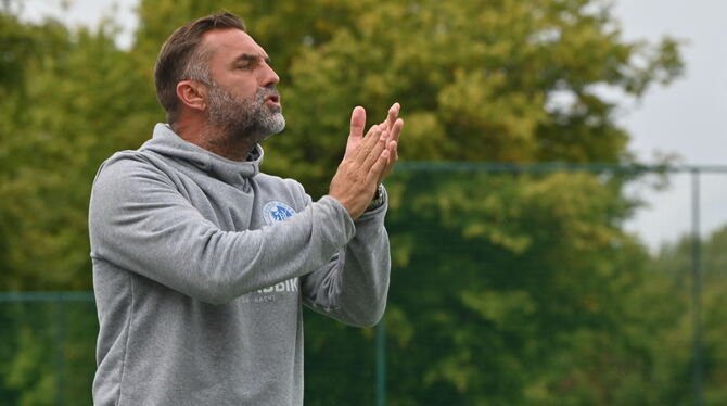 Young Boys Reutlingen TSG Hofherrnweiler-Unterrombach Beifall klatschen, um das Selbstvertrauen der Kinder zu stärken. Das nimmt sich auch Trainer und Familienvater Volker Grimminger