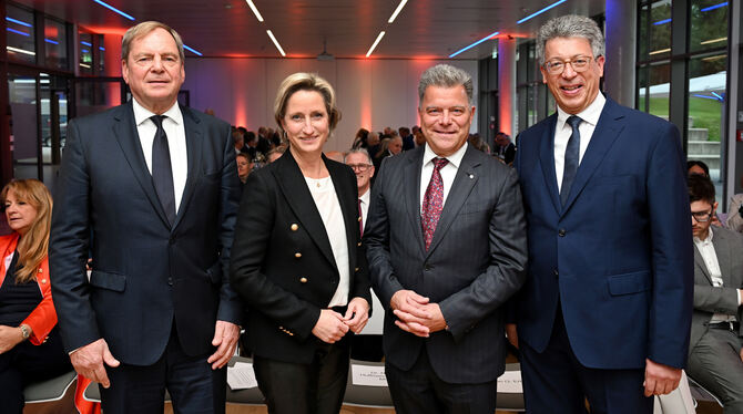Wirtschaftsministerin Nicole Hoffmeister-Kraut, Hauptgeschäftsführer Wolfgang Epp (links) und der neue Präsident Johannes Schwör