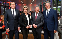 Wirtschaftsministerin Nicole Hoffmeister-Kraut, Hauptgeschäftsführer Wolfgang Epp (links) und der neue Präsident Johannes Schwör
