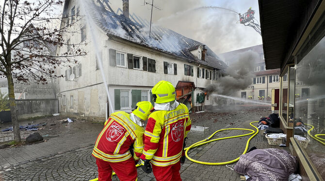 Einer der bislang letzten großen Lösch-Einsätze der Metzinger Feuerwehr war der Brand der früheren Weinstube »Zum Rad« an der Ec Einer der bislang letzten großen Lösch-Einsätze der Metzinger Feuerwehr war der Brand der früheren Weinstube »Zum Rad« an der Ec