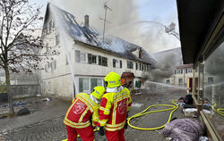 Einer der bislang letzten großen Lösch-Einsätze der Metzinger Feuerwehr war der Brand der früheren Weinstube »Zum Rad« an der Ec