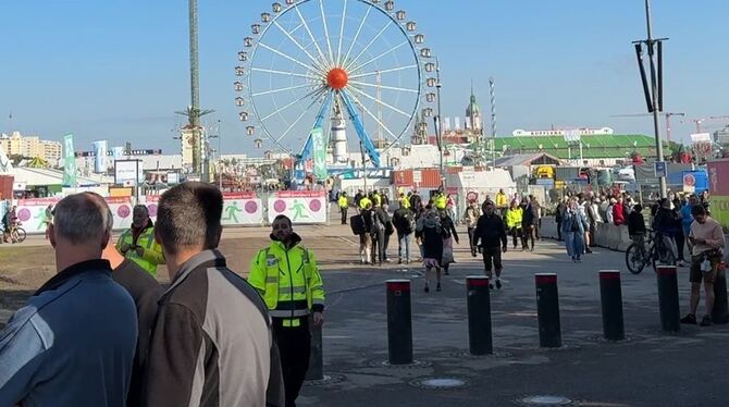 Das Münchner Oktoberfest bleibt wegen einer Sprengstoffdrohung bis mindestens 17.00 Uhr geschlossen. Wie die Stadt auf ihrer Ho Das Münchner Oktoberfest bleibt wegen einer Sprengstoffdrohung bis mindestens 17.00 Uhr geschlossen. Wie die Stadt auf ihrer Ho