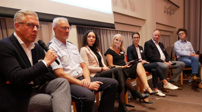 Auf dem Podium beim 3. City-Talk saßen (von links) Roland Wintzen, Günter Brucklacher, Anna Mylona, Moderatorin Antje Grobe, Yas