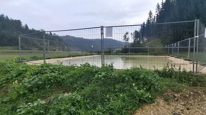 Das Becken liegt erhöht, sodass das Wasser abgelassen werden kann.