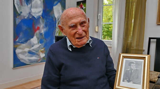 Josef Szajowski mit einem Foto, das ihn mit Mitte 20 zeigt. Das war kurz nach dem Ende des Zweiten Weltkriegs. Diesen hatte der