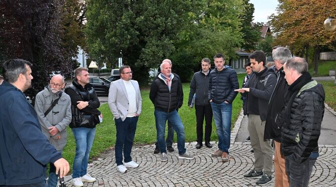 Planer Marius Strähle (dritter von rechts) erläutert, wie die Regional-Stadtbahn am alten Bahnhof  vorbeikommen würde.