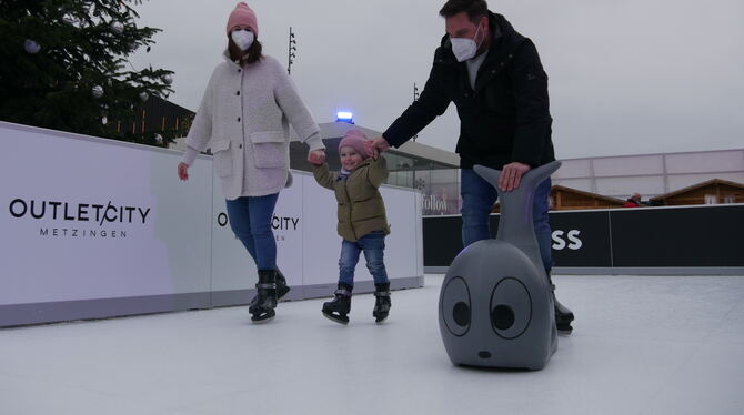 Eislaufen1 Das Archivbild zeigt die Kunsteisbahn auf dem Metzinger Hugo-Boss-Platz Mitte November 2021 - mitten in der Corona-Pandemie, wie