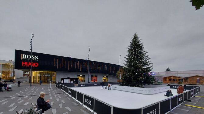 Eislaufen2 Die Kunsteisbahn auf dem Hugo-Boss-Platz in der Metzinger Outletcity.
