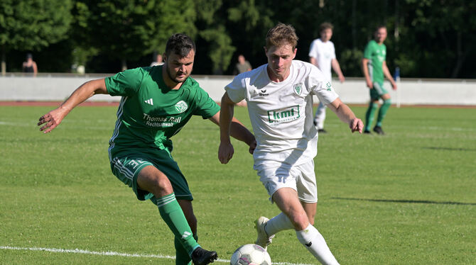 Bezirk Alb, Finale, Fussball, Maenner, Relegation in BL, Saison 2024/25, Wuerttemberg, in Bezirksliga, wfv Erzielt einen Doppelpack im Achtelfinale des Bezirkspokals: Sickenhausens Laurin Biedritzky (rechts).
