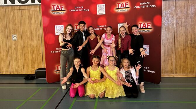 Das Team Münsingen der Tanzschule »Kultur 33« war bei der Deutschen Stepptanzmeisterschaft sehr erfolgreich. FOTO: PRIVAT Das Team Münsingen der Tanzschule »Kultur 33« war bei der Deutschen Stepptanzmeisterschaft sehr erfolgreich. FOTO: PRIVAT