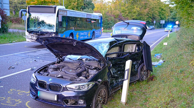 Bei dem Unfall krachte ein 22 Jahre alter BMW-Fahrer zwischen Gönningen und Reutlingen in einen Linienbus. Die Polizei gibt die