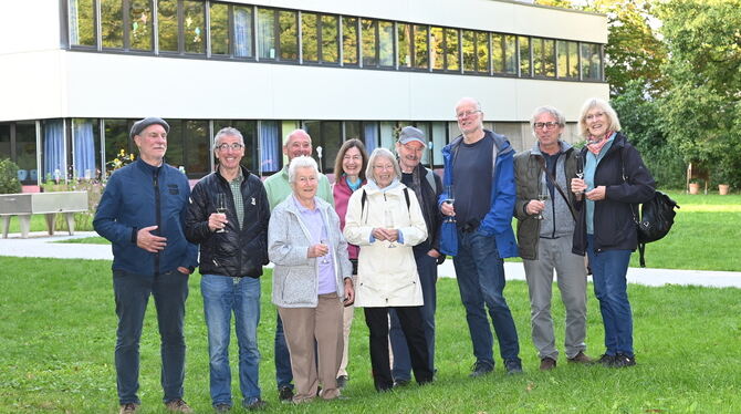 Die Vorreiter von damals stehen heute nach 20 Jahren stolz vor ihrem Projekt, der Bürgersolaranlage auf dem Dach der Roßbergschu