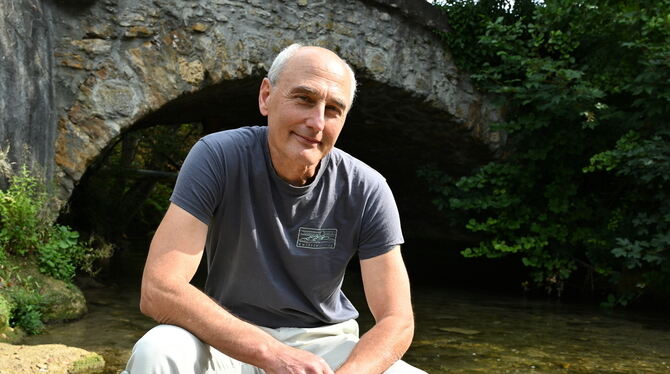 Locker vom Hocker, Kultur, Pfullingen. ikuh Die Füße im Wasser der Echaz: Sieger Maier an einem seiner Lieblingsorte.