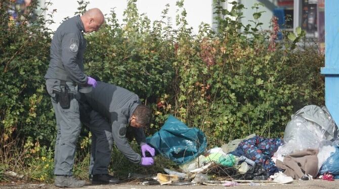 Handgranatenfund, Münsingen, Einsatz Mitarbeiter des LKA untersuchen den Handgranatenfund in der Münsinger Lichtensteinstraße.