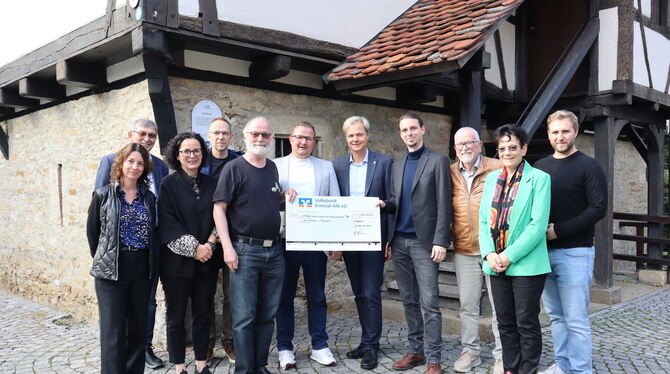 Spenden, Greifenstein, Projekt, Lichtenstein, Pfullingen, Living History Genau 18.877,91 Euro werden an das Greifenstein-Projekt gespendet. Von links: Kerstin Dietz (Stadt Pfullingen), Martin Hipp (Sch