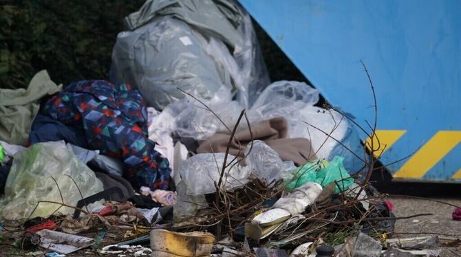 Handgranatenfund, Münsingen, Einsatz In diesem Müllhaufen in der Nähe des Fristo-Getränkemarktes in Münsingen war die Handgranate entdeckt worden.