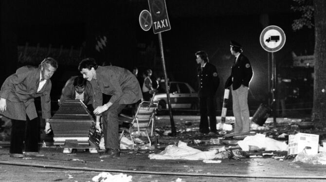 Bombenanschlag,Feste,Geschichte,Justiz,Kriminalität,lby,Oktoberfest,Politik,Polizist,Sarg,Schri,Spruchband,XGV2011 Der Anschlag eines Tübinger Studenten beim Oktoberfest 1980 tötete 13 Menschen.