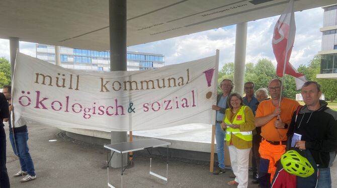 Der Protest einiger Gewerkschaftsmitglieder vor dem Kreistag gegen die Privatisierung der Müllabfuhr in der Stadt Tübingen hat n