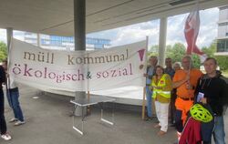Der Protest einiger Gewerkschaftsmitglieder vor dem Kreistag gegen die Privatisierung der Müllabfuhr in der Stadt Tübingen hat n