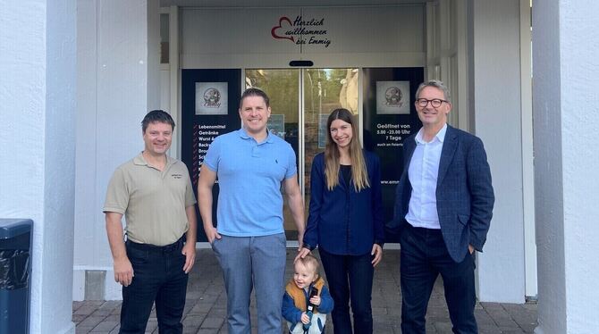 Nahversorger Emmiy Florian und Janine Bächle (in der Mitte) haben am Freitag eine Filiale ihrer Nahversorger-Kette Emmiy in Öschingen eröffnet. Unt
