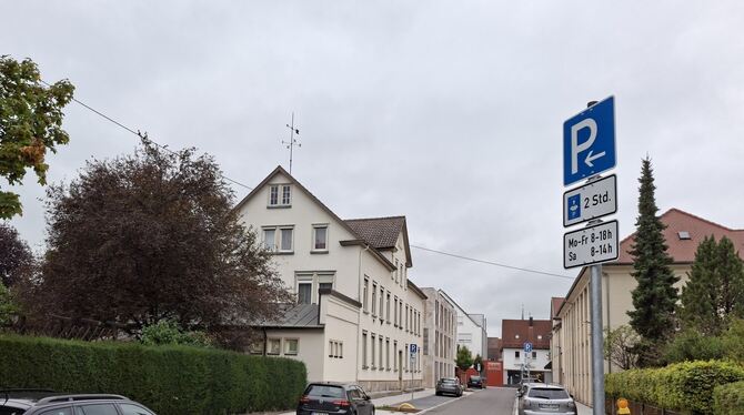 Schilderwald war einmal: Jetzt weisen in der Metzinger Karlstraße nur noch acht blau-weiß-schwarze Tafel-Kombinationen auf die P
