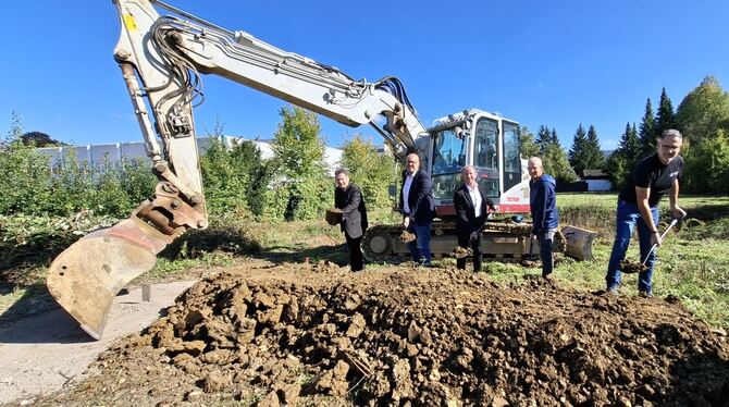 Spatenstich WAFA Mehrgeschosser Mühlstraße Stechen die ersten Spaten für die 23 Wohnungen in der Mühlstraße 23 in Metzingen: (von links) Udo Ziegenfeld vom Investor Wafa,