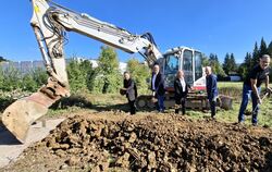 Stechen die ersten Spaten für die 23 Wohnungen in der Mühlstraße 23 in Metzingen: (von links) Udo Ziegenfeld vom Investor Wafa,