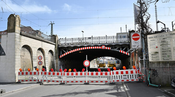 Taubenvergrämung Eisenbahnbrücke Unter den Linden Zur Vertreibung der Tauben musste die Straße unter der Eisenbahnbrücke im März 2024 schließlich voll gesperrt werden.