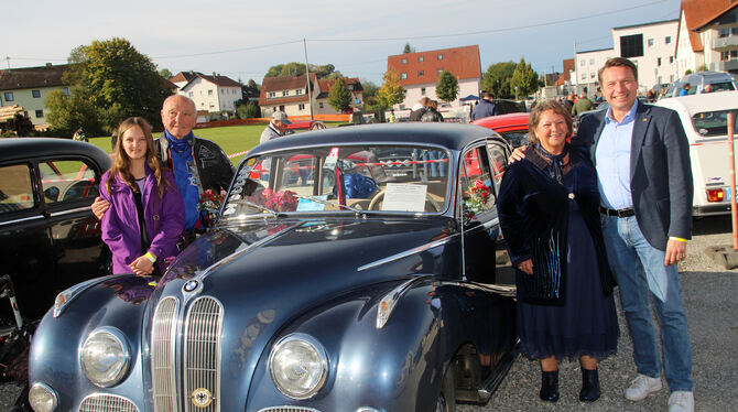 Anna und Hubert Walter (links) feierten sogar ihre goldene Hochzeit beim Treffen und hatten MdL Manuel Hailfinger (rechts) "im G