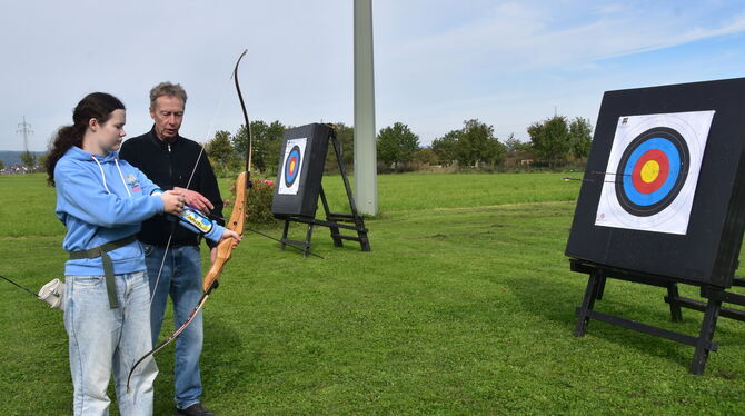 Bogenschießen Einweisung zum richtigen Umgang mit Pfeil und Bogen beim Apfel-Duathlon.
