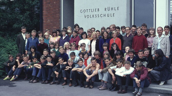 Gruppenbild der Abschlussklasse von 1968 vor dem Schriftzug der Gottlieb-Rühle-Volksschule.
